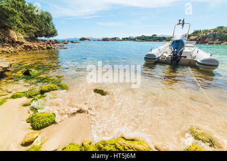 Bateau amarré en caoutchouc dans une petite anse Banque D'Images