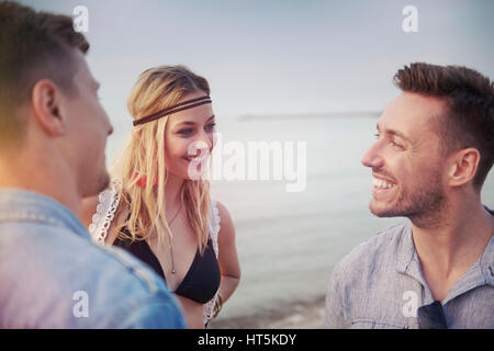 Fête sur la plage avec des amis Banque D'Images