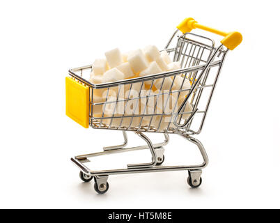 Supermarché pushcart avec pile de cubes de sucre blanc Banque D'Images