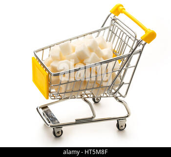 Supermarché pushcart avec pile de cubes de sucre blanc Banque D'Images