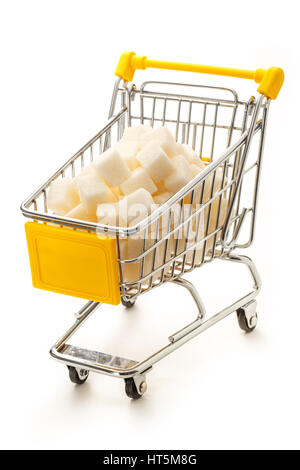 Supermarché pushcart avec pile de cubes de sucre blanc Banque D'Images