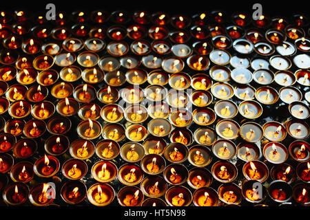 Lampes à huile qui brûle dans le temple Banque D'Images