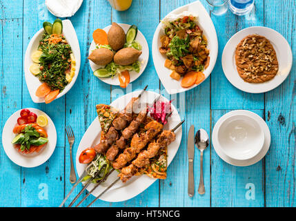 Une cuisine traditionnelle Syrien, grillé et Kebab Shish Taouk avec des salades Banque D'Images