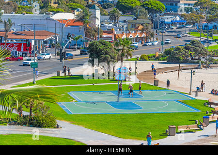 Laguna Beach, Californie - 03 novembre 2016 : les terrains de basket-ball à Laguna Beach shoreline Banque D'Images