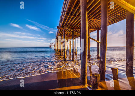 Poteaux en bois à Malibu pier, Californie Banque D'Images