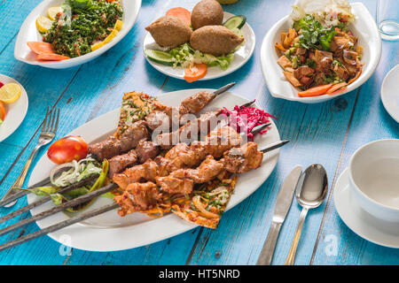 Une cuisine traditionnelle Syrien, des grillades avec salades Kebab Banque D'Images