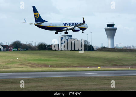 Ryanair Boeing 737-8comme à l'atterrissage à l'aéroport de Birmingham, UK (AE-FTK) Banque D'Images