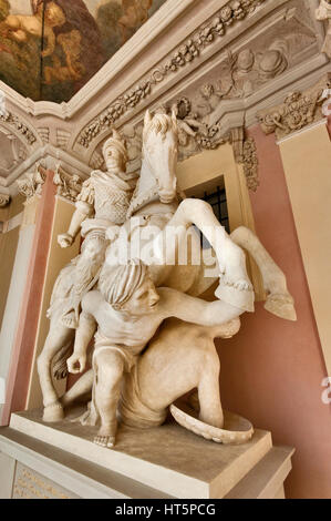 Allegoric statue équestre du roi Jan III Sobieski l'écrasement des envahisseurs turcs à Vienne en 1683, le palais de Wilanów à Varsovie, Pologne Banque D'Images