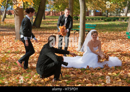 Photographier des mariés dans le parc au Palais de Wilanów à Varsovie, Pologne Banque D'Images