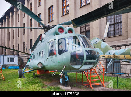 Mil Mi-8T, moyen soviétique bi-turbine hélicoptère de transport d'assaut, Musée de l'armée polonaise à Varsovie, Pologne Banque D'Images