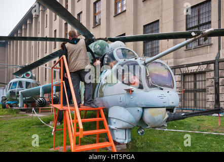 Visiteurs à Mil Mi-24D, hélicoptère de combat soviétique et grand hélicoptère d'attaque, journée portes ouvertes au Musée de l'armée polonaise à Varsovie, Pologne Banque D'Images