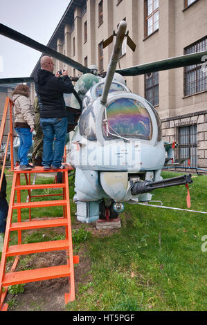 Visiteurs à Mil Mi-24D, hélicoptère de combat soviétique et grand hélicoptère d'attaque, journée portes ouvertes au Musée de l'armée polonaise à Varsovie, Pologne Banque D'Images