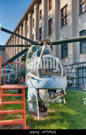 Le Mil Mi-24D, hélicoptère de combat soviétique et grand hélicoptère d'attaque, Musée de l'armée polonaise à Varsovie, Pologne Banque D'Images