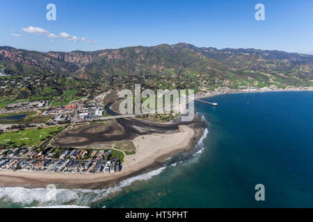 Vue aérienne du quartier, Malibu Malibu Colony Lagoon et Surfrider Beach en Californie du Sud. Banque D'Images