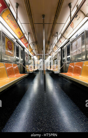 New York City Subway voiture sans passagers. Vue de l'intérieur du Pôle et sièges Banque D'Images