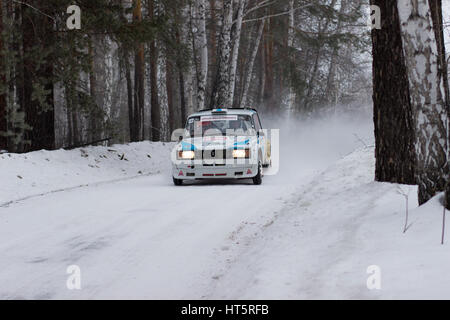 Kyshtym Russie 25 février 2017 - La 6ème manche de la coupe des rallyes russe 'Malachite-2017 voiture Lada VFTS' 2105 conducteur Baikov, numéro de départ 16 Banque D'Images