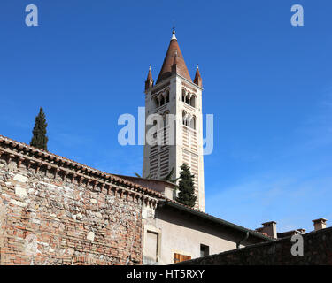 Haut clocher de la Basilique de San Zeno à Vérone en Italie du Nord Banque D'Images