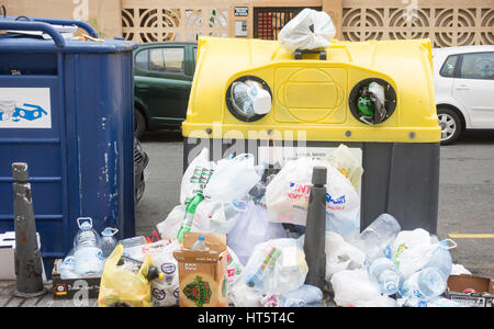 Les bouteilles en plastique et sacs entassés contre le recyclage conteneur sur Gran Canaria dans les îles Canaries, Espagne. Banque D'Images