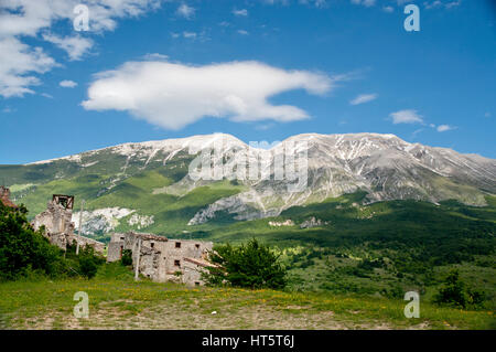 Vue sur les montagnes de Maiella de Roccacaramianico près de quelques maisons abandonnées et en ruine Banque D'Images