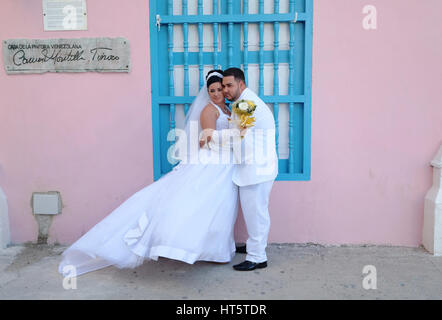 Mariage en face de la casa de la pintura, Montillla venezuelana Carmen Calle Oficios, Habana Vieja, Cuba Banque D'Images