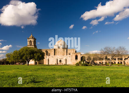 Mission San Jose dôme extérieur montrant et clocher, Texas Banque D'Images