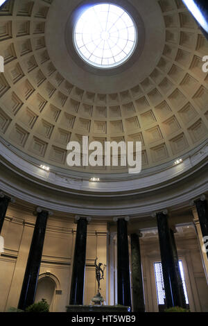La statue en bronze de mercure après Bologne Glovanni afficher sous le dôme de la National Gallery of Art Washington D.C.USA Banque D'Images