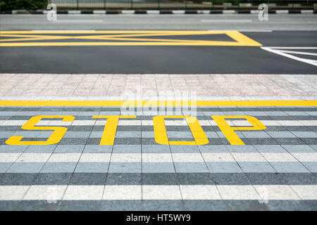 Et d'ouvrir la voie avec le jaune et blanc signalisation sur eux. Il y a des lignes de division et un arrêt de l'inscription. Libre. L'horizontale. Banque D'Images