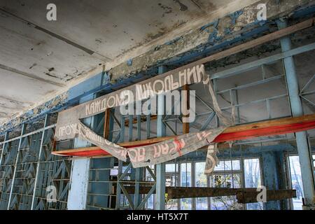 Bâtiment abandonné dans l'intérieur de l'école prypyat en zone d'exclusion de Tchernobyl la catastrophe de Tchernobyl. Banque D'Images