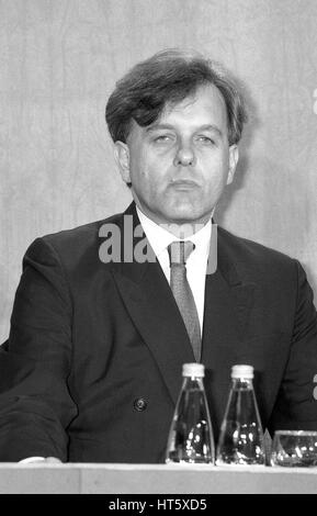 Rt. L'honorable John PATTEN, Ministre d'État aux Affaires intérieures du parti conservateur et député d'Oxford à l'Ouest et d'Abingdon, assiste à une conférence de presse à Londres, Angleterre le 30 juillet 1991. Banque D'Images