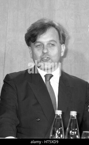 Rt. L'honorable John PATTEN, Ministre d'État aux Affaires intérieures du parti conservateur et député d'Oxford à l'Ouest et d'Abingdon, assiste à une conférence de presse à Londres, Angleterre le 30 juillet 1991. Banque D'Images