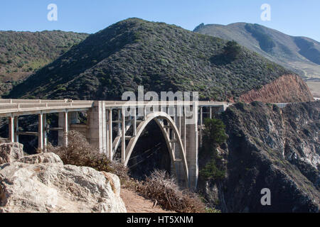 En regardant vers le sud sur la route 1 jusqu'à Bixby Bridge, sur la côte ouest de la Californie. Banque D'Images