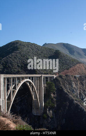 En regardant vers le sud sur la route 1 jusqu'à Bixby Bridge, sur la côte ouest de la Californie. Banque D'Images