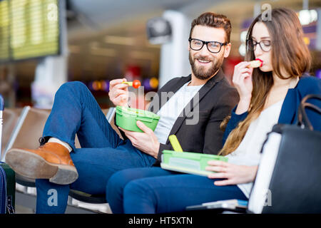 Couple d'affaires à l'aéroport. Banque D'Images