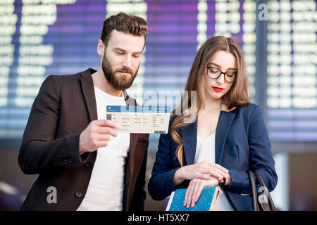 Couple d'affaires à l'aéroport. Banque D'Images