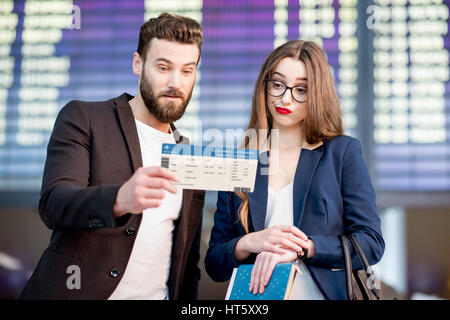 Couple d'affaires à l'aéroport. Banque D'Images