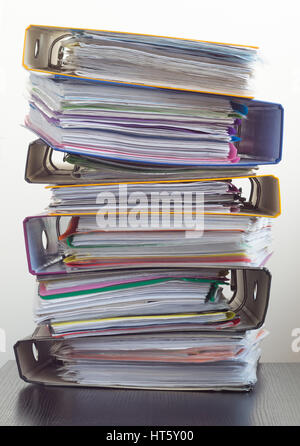 Sept dossiers avec documents empilés dans une pile sur la table Banque D'Images