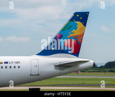 MANCHESTER, Royaume-uni - Mai 17, 2016 : Petite Planète Airlines Airbus A320 aux couleurs de la queue à l'aéroport de Manchester. Banque D'Images