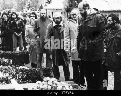 Berlin, le 3 janvier 1980 - Burial de RUDI DUTSCHKE (* 7. März 1940; † 24. Dezember 1979) au cimetière de Saint-Annen à Berlin-Dahlem. Rudi Dutschke était le porte-parole le plus éminent du mouvement étudiant allemand des années 1960. Horst Mahler (devant) à la tombe ouverte Banque D'Images