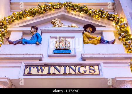 Vieille Ville Rue Twinnings Thé chinois Shop Nght Londres, en Angleterre. Figurines chinois pour montrer le plateau vient de Chine. Banque D'Images