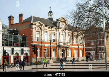 London, UK, 07/03/2017 Bibliothèque de Brixton à Lambeth dans la bibliothèque publique centrale de l'état des capacités. Banque D'Images