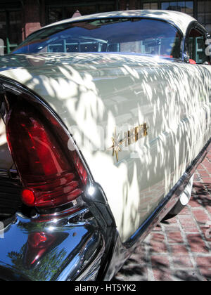 Une vue arrière d'un classique restauré 1956 Lincoln Premiere sur l'affichage à une antique car show de Toronto Ontario Canada Banque D'Images