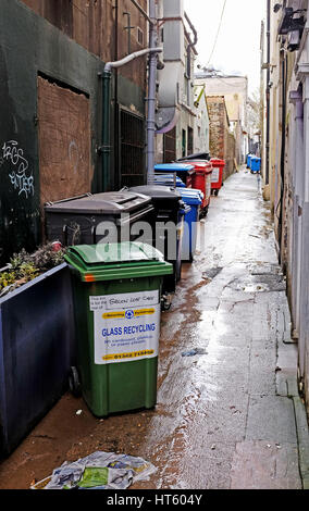 Ruelle pleine d'ordures et recyclage des poubelles dans Brighton UK Banque D'Images