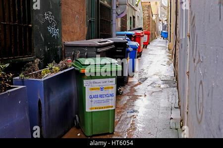 Ruelle pleine d'ordures et recyclage des poubelles dans Brighton UK Banque D'Images