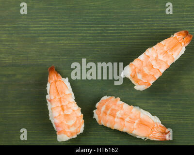 Trois morceaux de langoustines style japonais avec du riz à sushi Banque D'Images