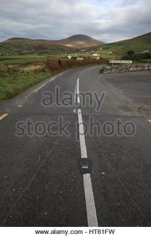 Une route sur la péninsule de Dingle, dans le comté de Kerry, Irlande. Banque D'Images