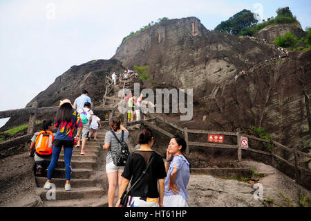 Le 3 septembre 2016. Wuyi la Chine. Les touristes chinois grimpant les marches de pierre jusqu'au sommet du mont Wuyi Scenic Area dans la province du Fujian en Chine. Banque D'Images