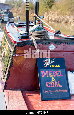 Barge de carburant sur le Grand Union canal à Braunston, Northamptonshire, Daventry, Royaume-Uni Banque D'Images