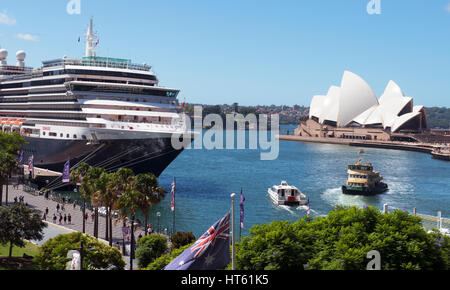Mme la reine victoria amarré à Circular Quay Sydney Australie Banque D'Images