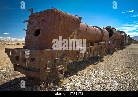 Détail de la formation en décomposition et rouillés abandonnés moteur dans le désert sous un ciel bleu, Train Cimetière - Attraction touristique populaire, Uyuni, Bolivie Banque D'Images