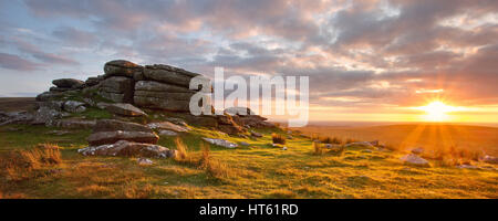 Le coucher du soleil le Rowtor Dartmoor National Park Devon Uk Banque D'Images